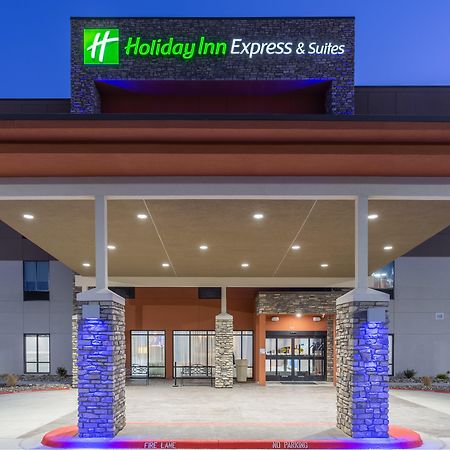 Holiday Inn Express & Suites Kearney, An Ihg Hotel Exterior photo